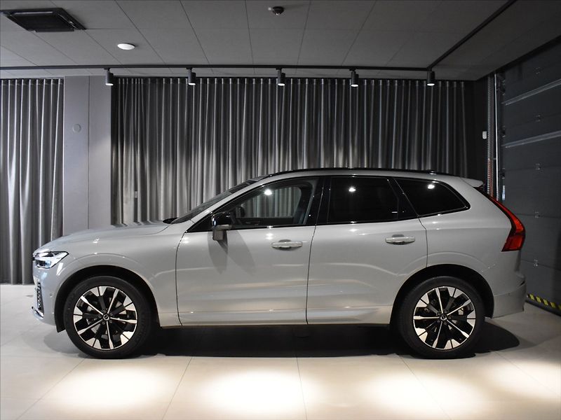 Volvo XC60 2,0 B5 AWD Ultra B&W,Pano,BLIS - fotka 2 z 25