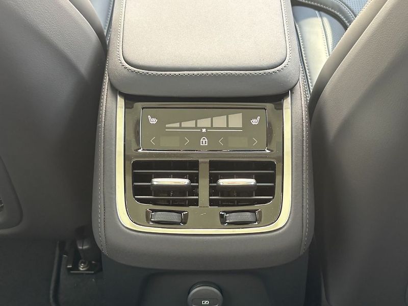 Volvo XC90 Plus Dark T8 299kW - fotka 23 z 25