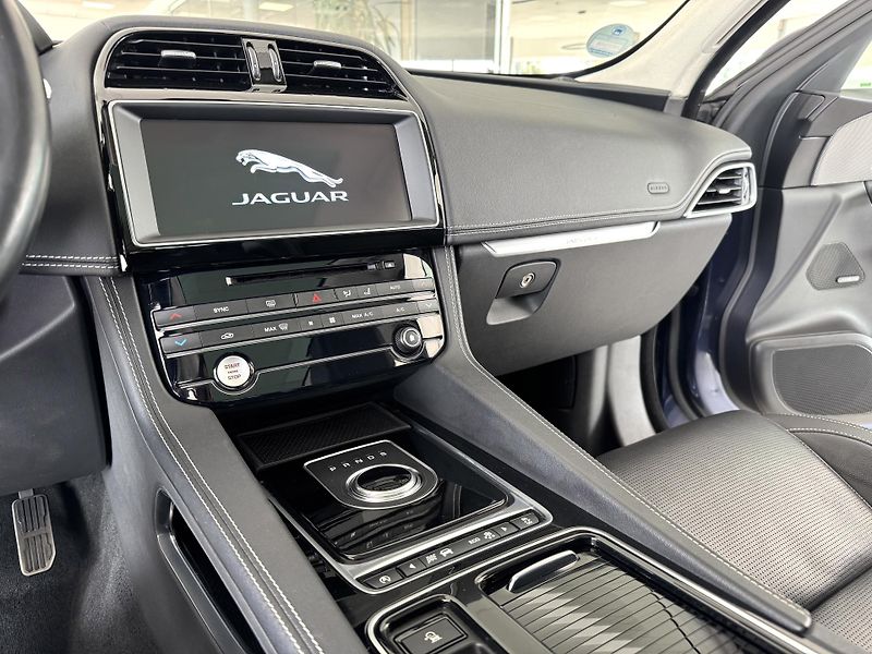 Jaguar F-Pace 30d S*AWD*Max.Výb*REZERVACE! - fotka 21 z 43