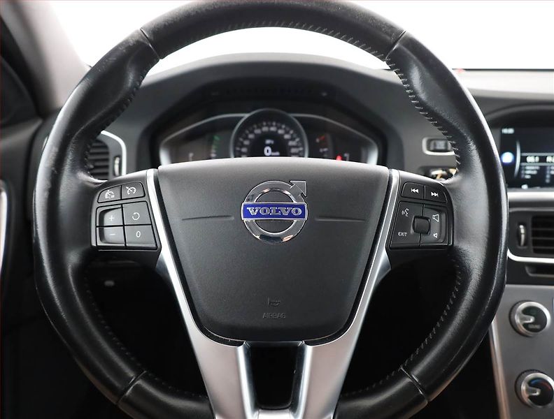 Volvo V60 (2016) D3 2.0, Navi, Tempomat - fotka 8 z 18