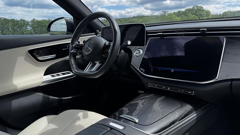 Mercedes-Benz Třídy E E220d, AMG, záruka, nájezd - fotka 14 z 22