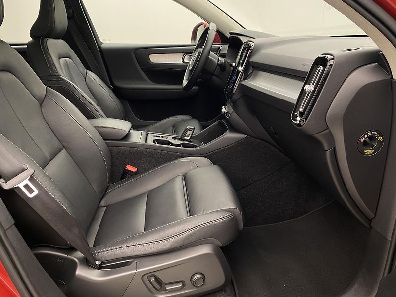 Volvo XC40 T4 MOMENTUM AUT CZ - fotka 24 z 42