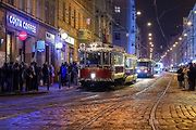 Praha má hned několik vánočních tramvají.