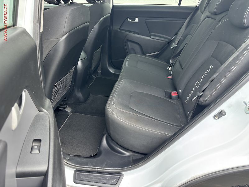 Kia Sportage (2012) 1.7 CRDi, Premium, panor - fotka 11 z 19