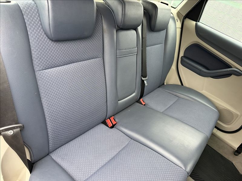 Ford Focus 1.6 Ghia - fotka 15 z 16