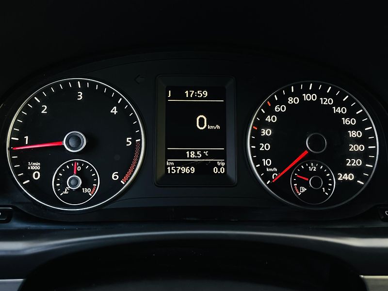 Volkswagen Touran 2.0TD MANUÁL 7MÍST SERVISKA - fotka 41 z 43
