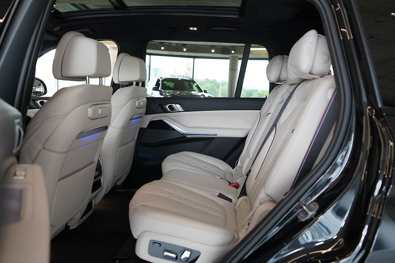 BMW X7 M60i xDrive, Masáž, Skylounge - fotka 45 z 50