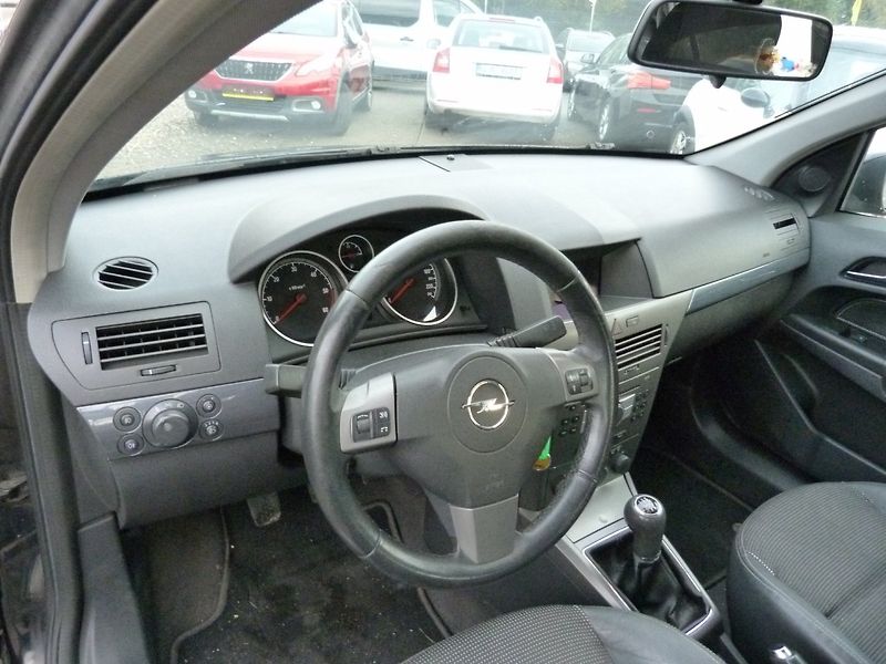 Opel Astra 1,7 CDTI - fotka 9 z 15