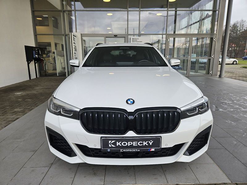 BMW Řada 5 530d xDrive Touring M Sport - fotka 2 z 13