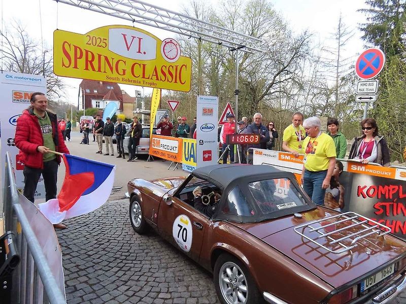 Michal a Jonáš Pavlíčkovi na startu. Rallye Spring Classic startovalo v sobotu 12. dubna dopoledne z jihočeského Tábora. Na trasu 231 kilometrů vyrazilo 100 posádek.