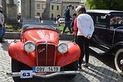 Stovka nablýskaných motocyklů a automobilů předválečné a meziválečné éry vyrazila v neděli z Horního náměstí v Přerově na spanilou jízdu regionem. Nejstarší účastnicí byla 88letá Libuše Šulcová. Vyrazila na motocyklu BSA 770 se sidecarem z roku 1928.