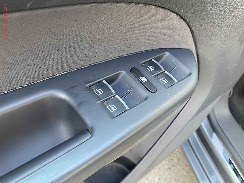Volkswagen Touran (2013) 2.0 TDi, Life, TZ - fotka 13 z 15