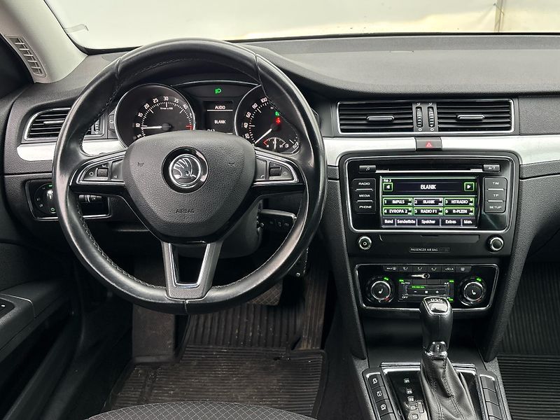 Škoda Superb AMBITION DSG - fotka 18 z 25