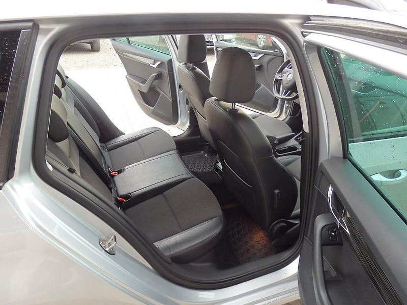 Škoda Octavia 1.6 TDI 85 kW NAVIGACE - fotka 9 z 18