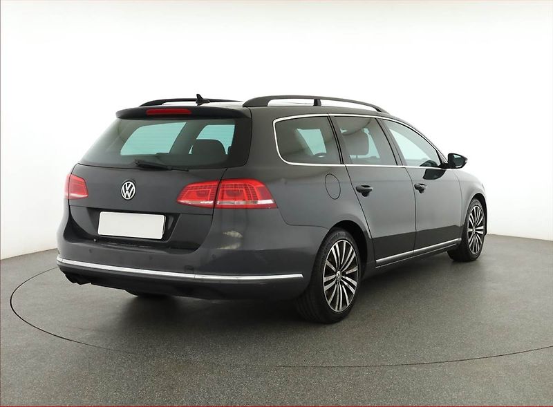 Volkswagen Passat (2011) 2.0 TDI, Navi, Xenony - fotka 5 z 20