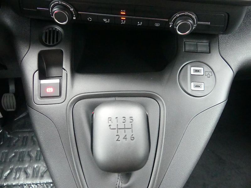 Citroën Berlingo (2026) PLUS PROFI Petrol 110k Manual - fotka 16 z 21