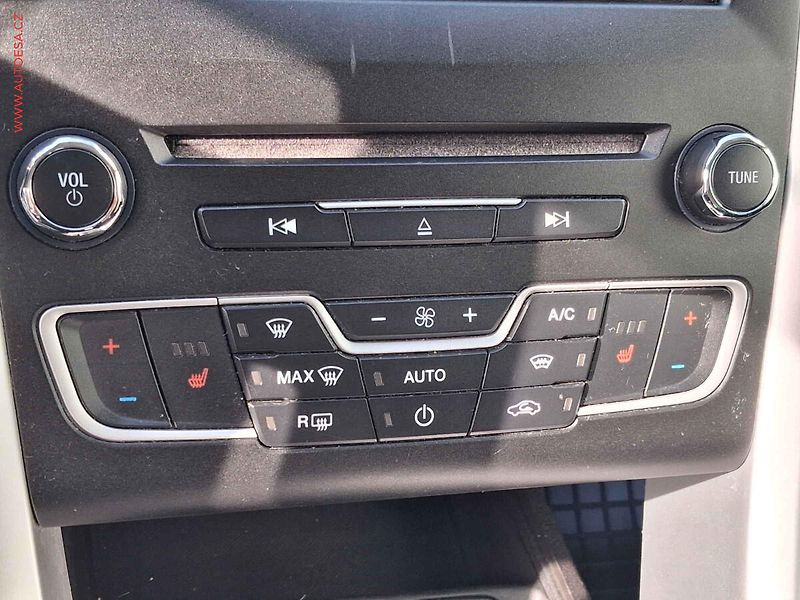 Ford Mondeo (2015) 2.0 TDCi, AC, navi, park - fotka 14 z 16