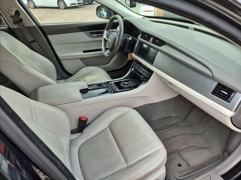 Jaguar XF 2,0 Prestige - fotka 13 z 17