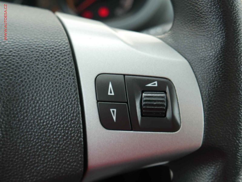 Opel Corsa (2012) 1.0i, ČR, AC, temp - fotka 14 z 18