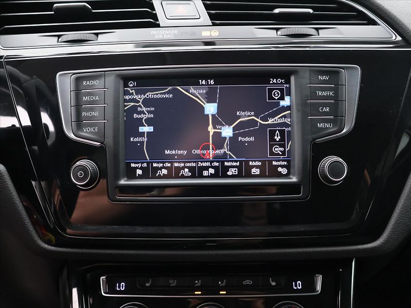 Volkswagen Touran 2,0 TDI 110kW DSG Highline 7M - fotka 24 z 35