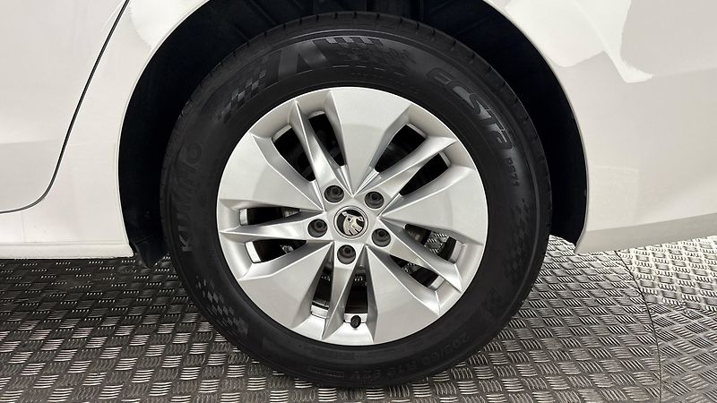 Škoda Octavia 2.0 TDI Ambition Combi - fotka 19 z 23