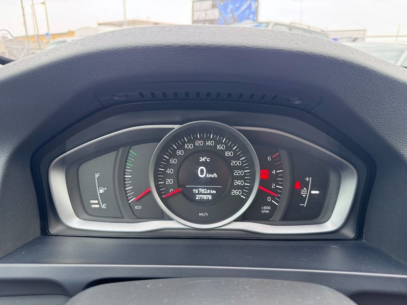 Volvo V60 (2016) D2 2,0D 88 KW TAŽNÉ - fotka 22 z 48