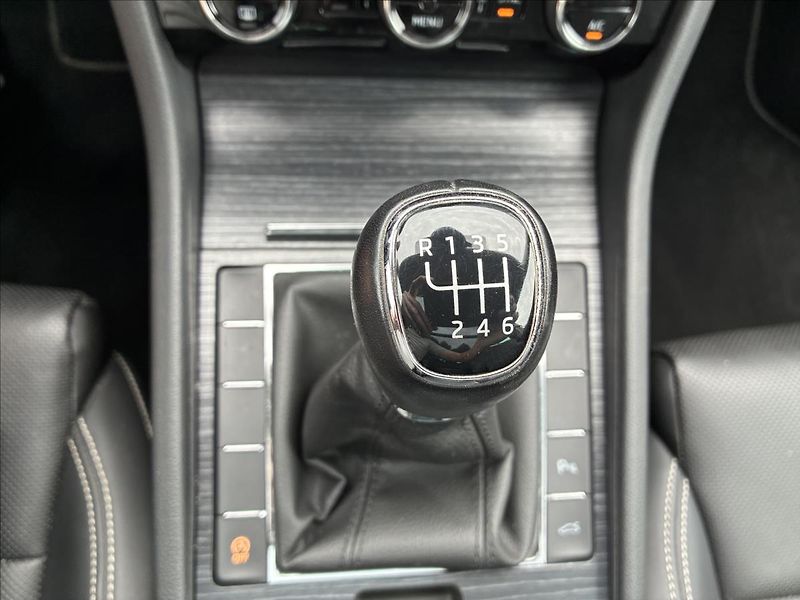 Škoda Superb 2,0 STYLE,PANORAMA,TAŽNÉ,LED - fotka 23 z 36