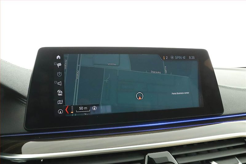 BMW Řada 5 (2017) 530d - fotka 12 z 20
