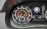 Kontrolky na displeji v autě jsou základní způsobem, jak samotný automobil informuje řidiče o svém stavu, potřebách nebo závadách.
