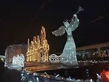 Vánoční flotila pražského dopravního podniku letos poprvé vyjela v sobotu vpodvečer ze střešovické vozovny.