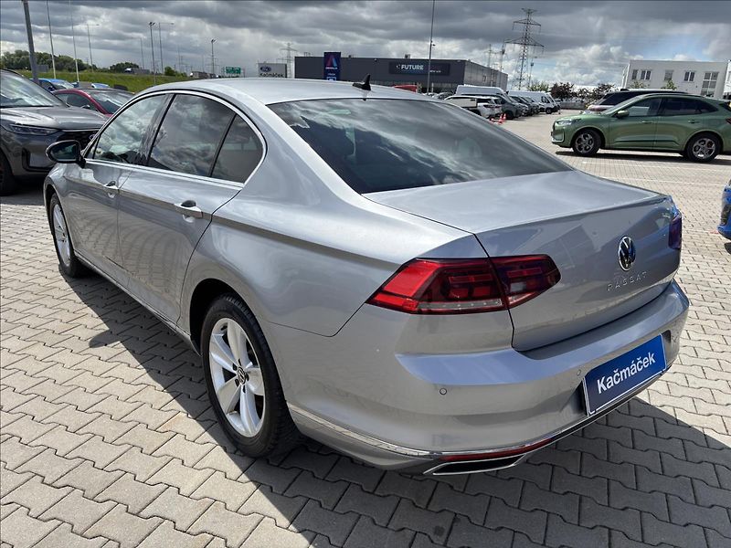 Volkswagen Passat 2,0 TDI R-Line 140kW - fotka 3 z 47