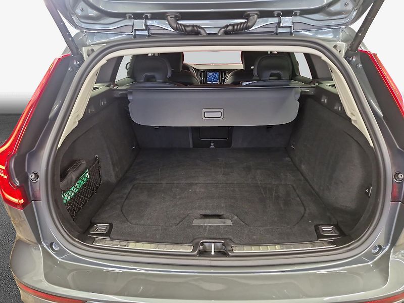 Volvo V60 B4 Plus Dark - fotka 8 z 15