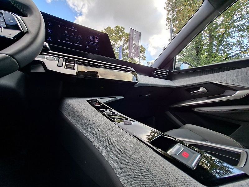Peugeot 3008 ALLURE HYBRID 145k e-DCS6 - fotka 27 z 29