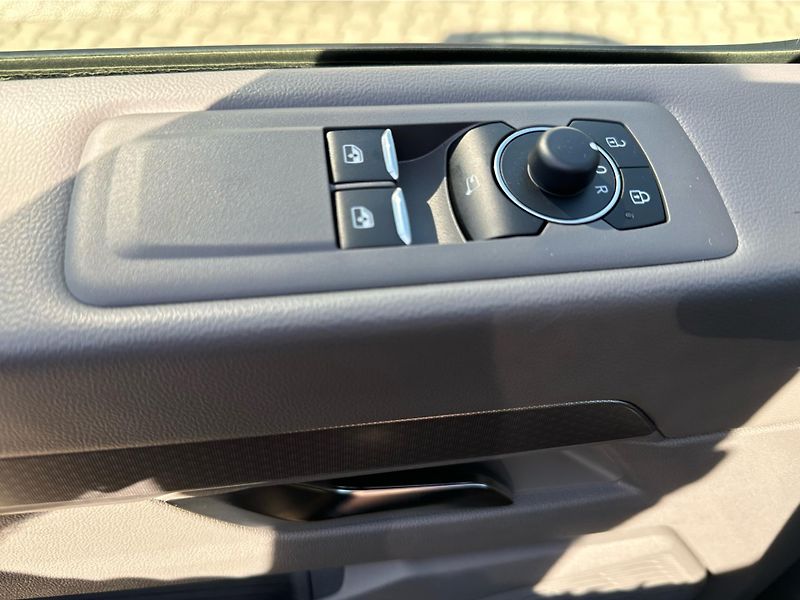 Volkswagen Caravelle Entry Life 2,0 TDI 8AUT - fotka 15 z 26