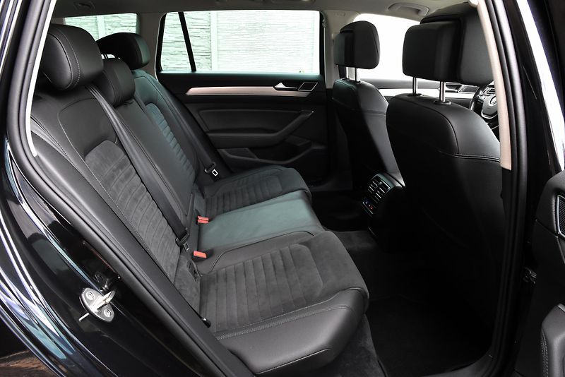 Volkswagen Passat 2.0 TDi CR HIGHLINE, NAVI, LED - fotka 40 z 50