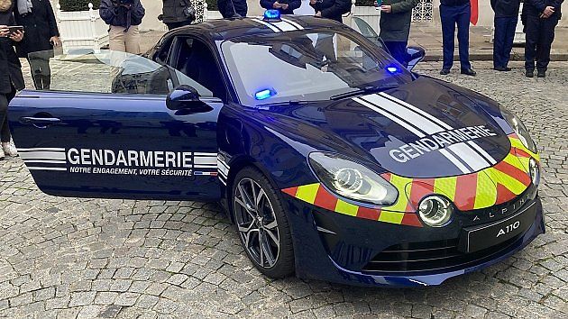 Policejní úprava přidala maják, reflexní polepy, sirénu a světelný panel pro předávání pokynů řidičům., zdroj: Axel567 / Wikimedia Commons, CC BY-SA 4.0.