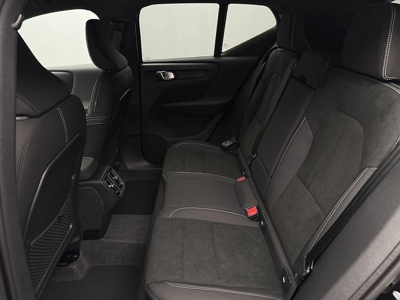 Volvo XC40 (2026) B3 BLACK EDITON  PLUS - fotka 6 z 23