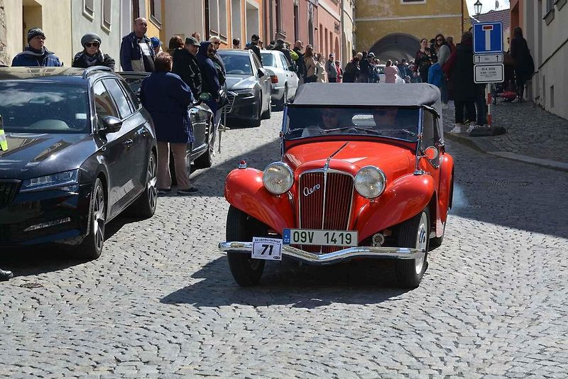 Automobiloví a motocykloví veteráni se vydali v neděli na tradiční jízdu Ze zámku na hrad. Start byl na Horním náměstí v Přerově, kde si lidé užili bohatý program.