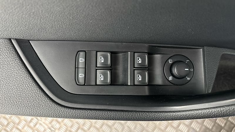 Škoda Superb 2.0 TSI DSG Style Combi - fotka 22 z 29