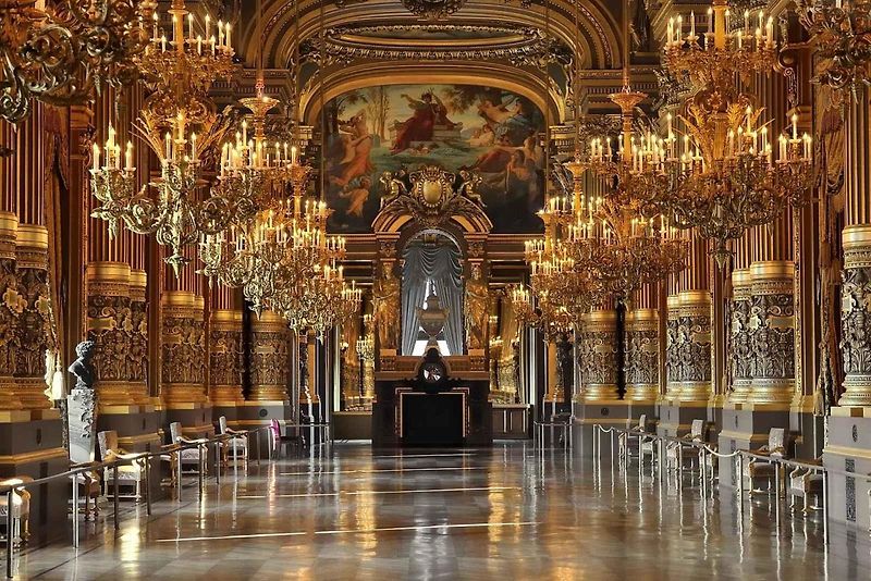 Úchvatné prostory pařížské operní budovy Palais de Garnier.
