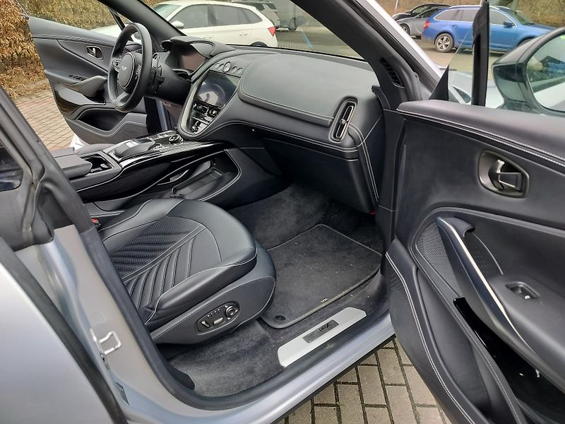 Aston Martin DBX 707 23