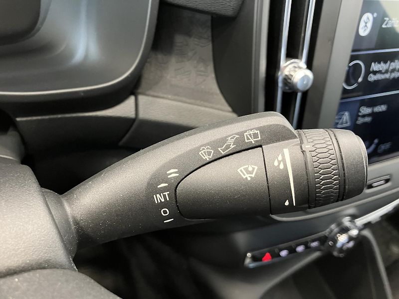 Volvo XC40 T3 FWD Kinetic AT8 - fotka 21 z 36