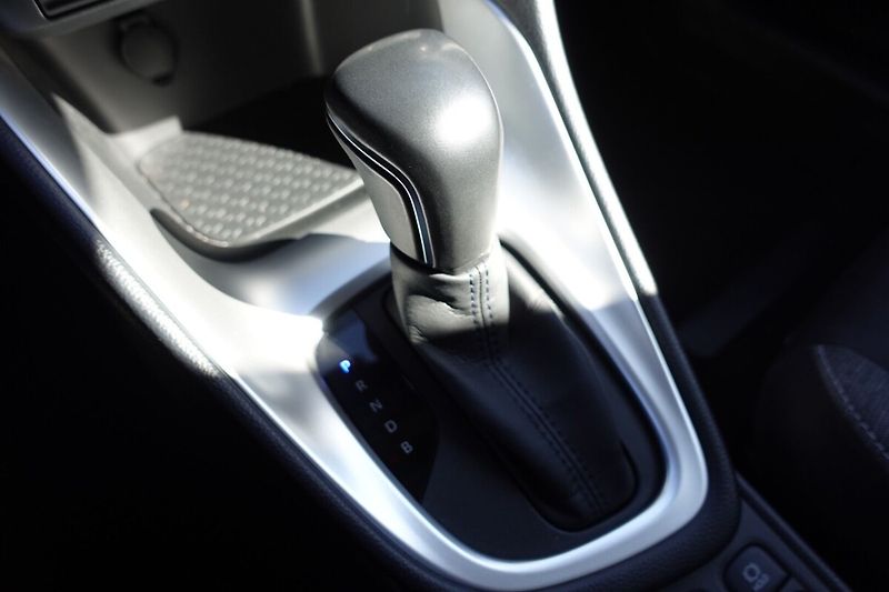 Toyota Yaris ZLEVNĚNO 1,5 HSD Comfort Style - fotka 19 z 28
