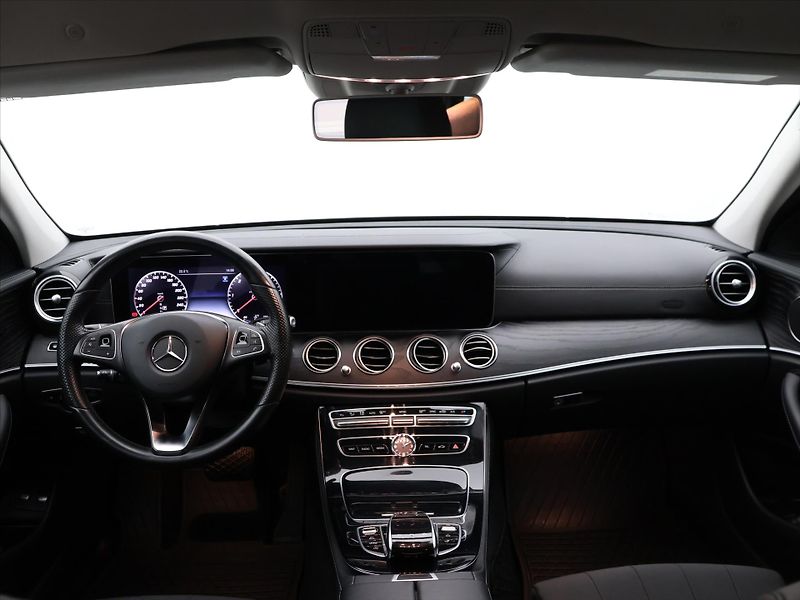 Mercedes-Benz Třídy E 2.0 220d 143kW 4Matic Aut. - fotka 26 z 34