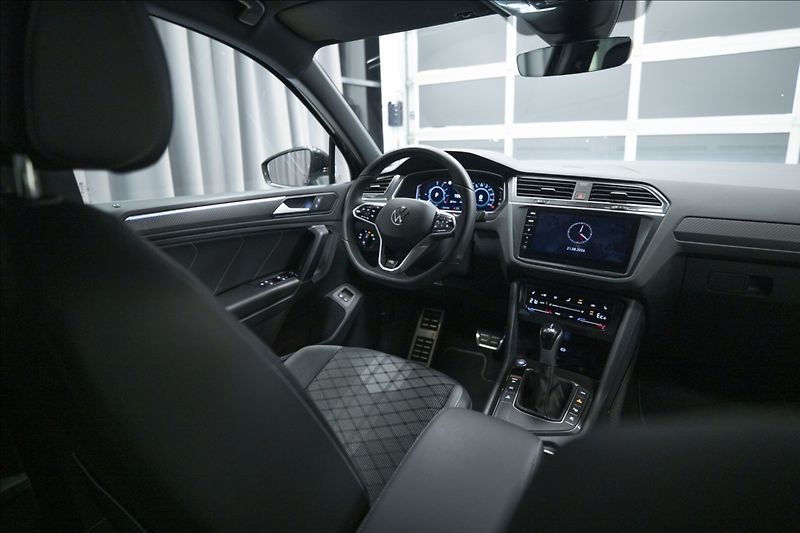 Volkswagen Tiguan 1,4 TSI DSG eHYBRID R-LINE ČR - fotka 13 z 46