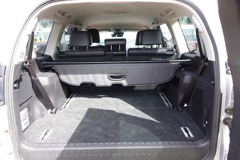 Toyota Land Cruiser 2.8 D-4D Executive Family 7mís - fotka 16 z 38