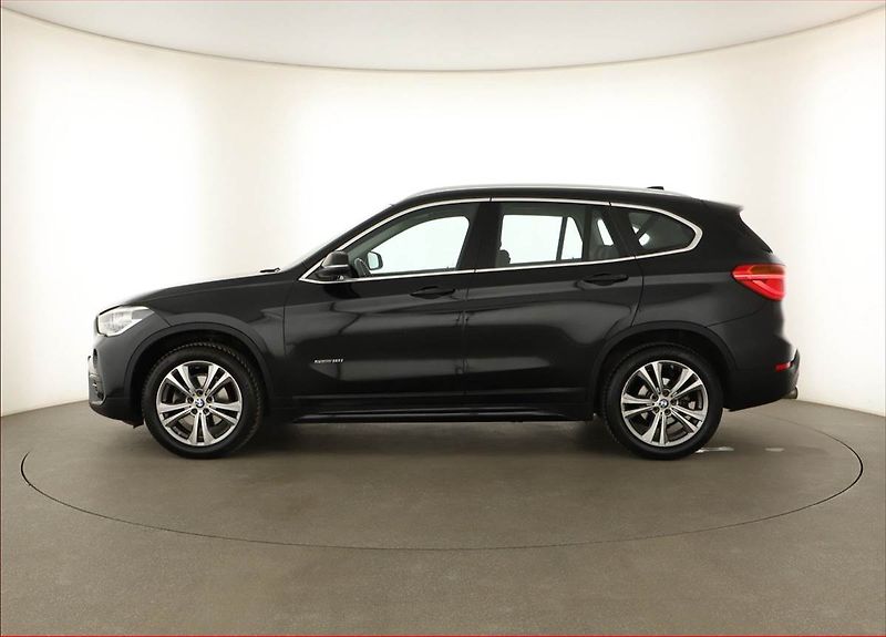 BMW X1 (2017) sDrive18i, ČR,1.maj - fotka 3 z 18