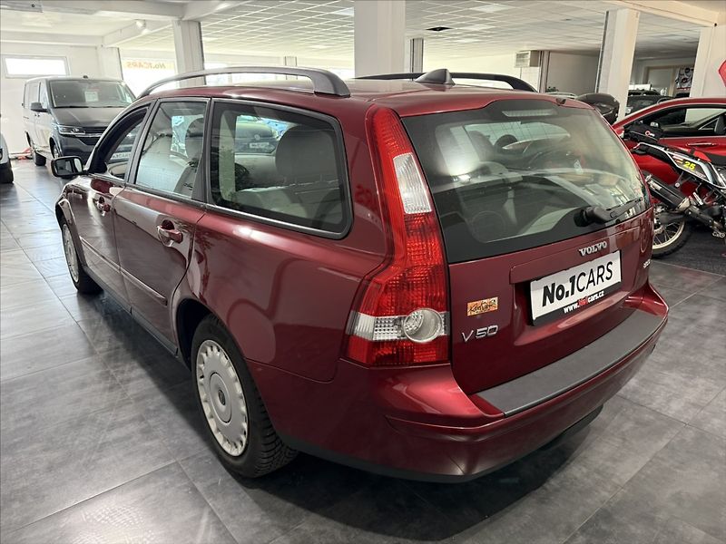 Volvo V50 2,0   D 100KW KRÁSNÝ STAV TZ - fotka 4 z 19