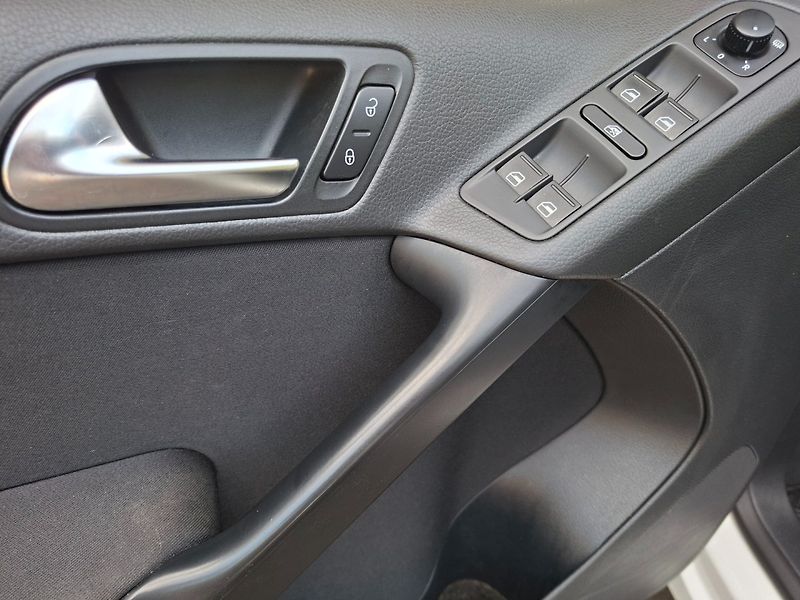 Volkswagen Tiguan (2009) 2.0TDI 103kW DSG 4MOTION -ČR - fotka 17 z 35
