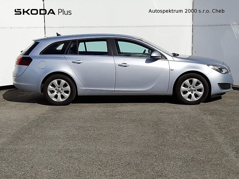 Opel Insignia SPORTS TOURER SW             1 - fotka 8 z 20